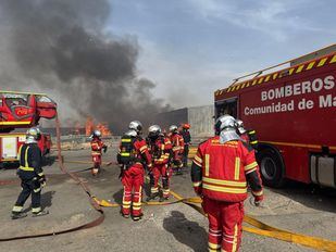 Bomberos de la Comunidad trabajan en el incendio de una nave de aluminio en Ciempozuelos.