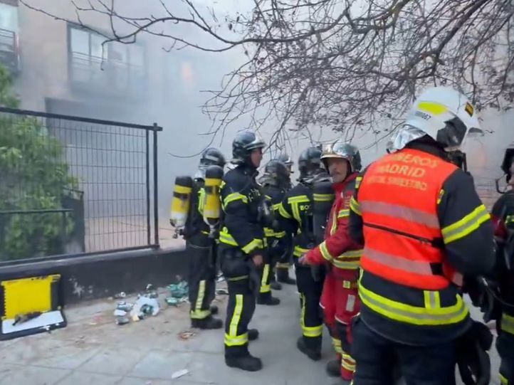 Dos atendidos por inhalación de humo en un incendio en el hotel okupado en San Blas