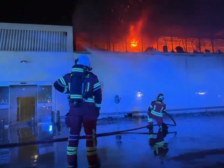 Controlado un incendio en una nave de repuestos de piscinas en San Fernando