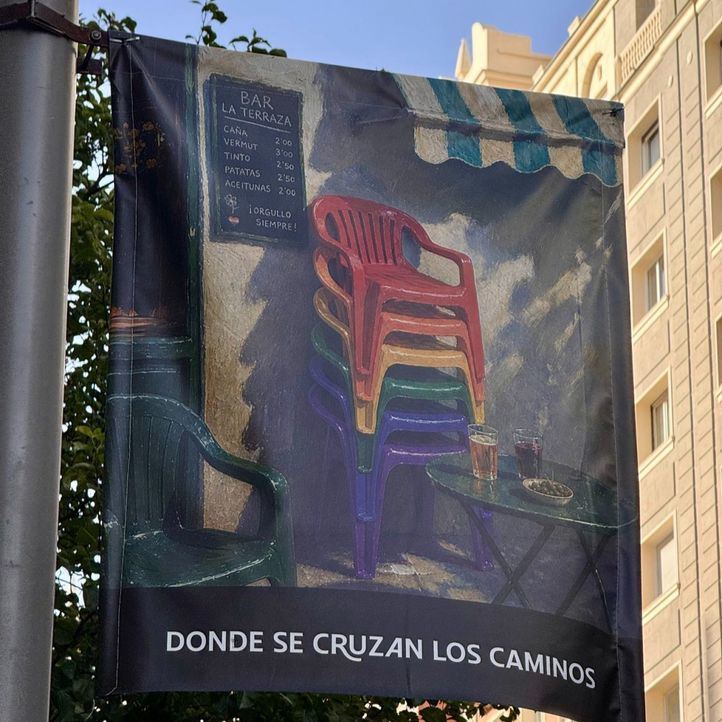 Almeida defiende la campaña del Orgullo tras las críticas del PSOE por las banderolas