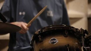Joven tocando la batería