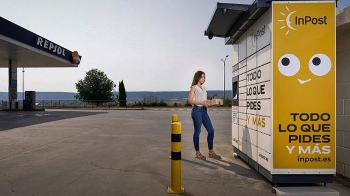 'Lockers' junto a una gasolinera.