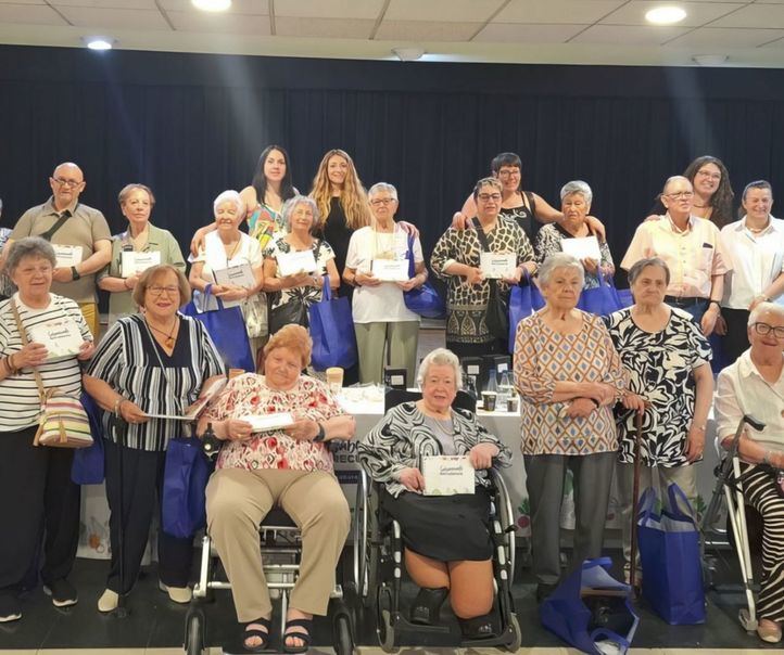 Usuarios del Servicio de Ayuda a Domicilio (SAD) del Ayuntamiento de Madrid que han participado en el libro 'Saboreando recuerdos', acompañados de trabajadores de Clece Sociales.