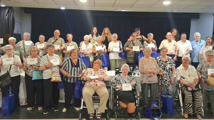 Usuarios del Servicio de Ayuda a Domicilio (SAD) del Ayuntamiento de Madrid que han participado en el libro 'Saboreando recuerdos', acompañados de trabajadores de Clece Sociales.