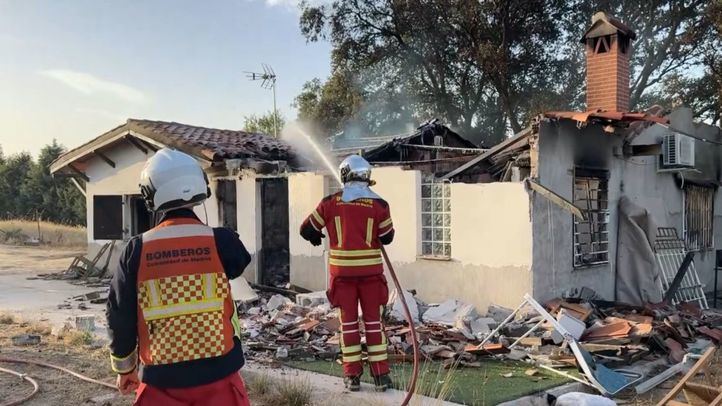 Cinco personas escapan por la ventana de una casa antes de que quedase calcinada