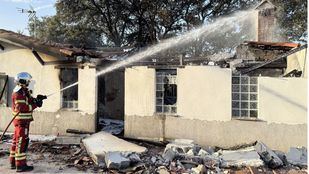 Cinco personas escapan por la ventana de una casa antes de que quedase calcinada