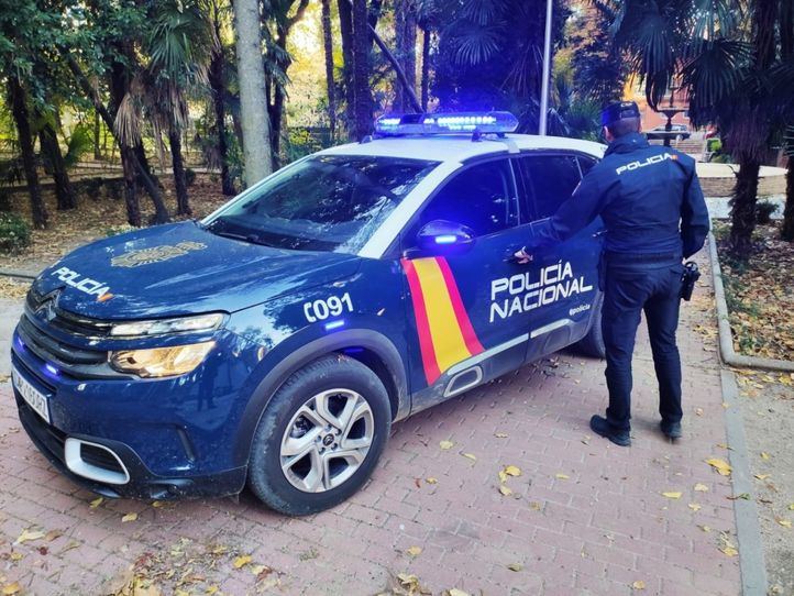 Una mujer en evidente estado de embriaguez abrió la puerta a los efectivos policiales