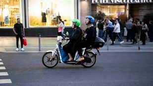 Los artículos referidos al alumbrado obligatorio para VMP y al casco homologado para usuarios de motocicletas entrarán en vigor 1 de octubre de 2027