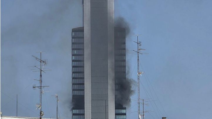 Bomberos sofocan un incendio en la Torre Moeve de la Castellana
