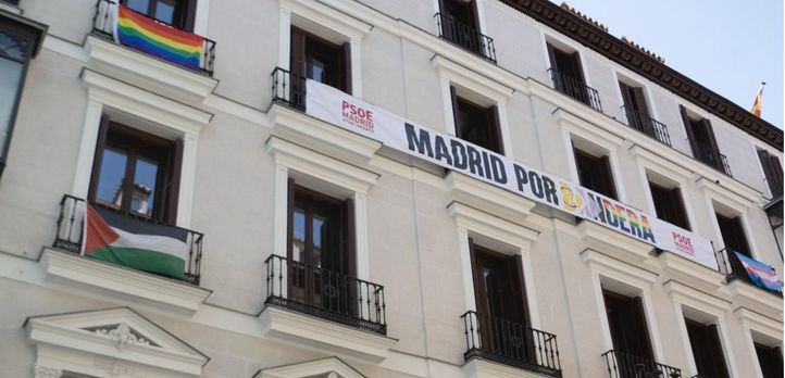 Bandera del Orgullo en el sede del PSOE