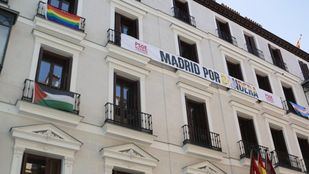 Bandera del Orgullo en el sede del PSOE