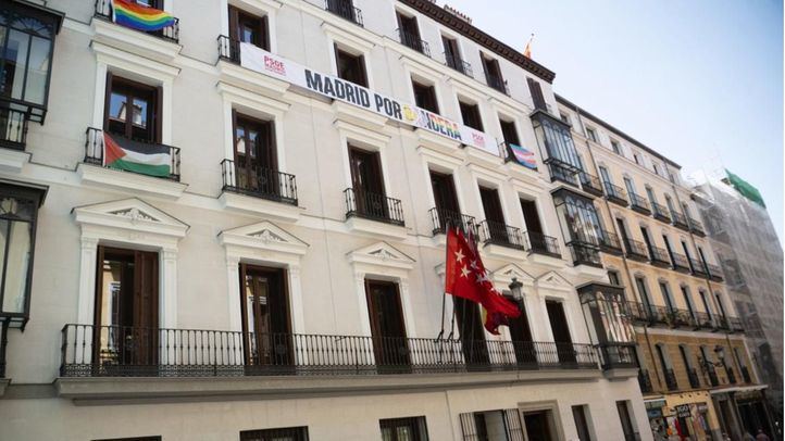 Bandera del Orgullo en el sede del PSOE