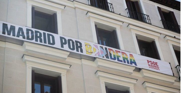 Bandera del Orgullo en el sede del PSOE