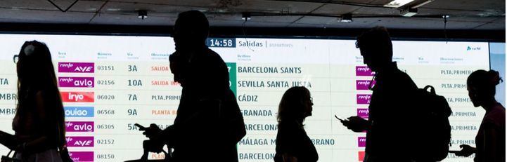 Decenas de personas en la estación de trenes Puerta de Atocha-Almudena Grandes, a 24 de julio