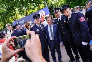 Agentes de la Policía Municipal posando con el alcalde