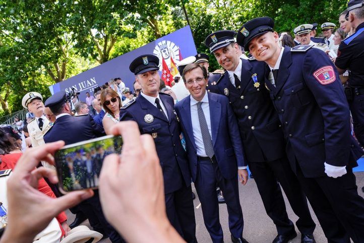 Agentes de la Policía Municipal posando con el alcalde