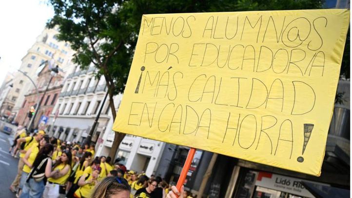 Concentración de educadoras infantiles a las puertas de la Consejería durante la reunión con la consejera