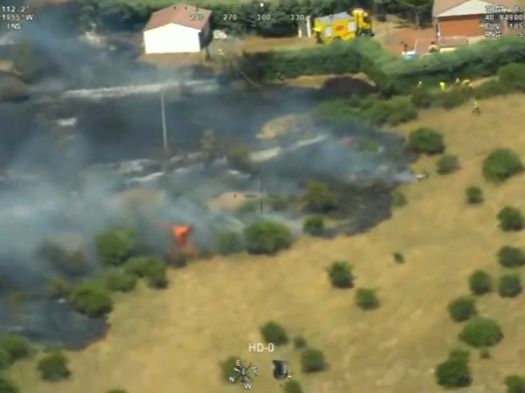 Los Bomberos evitan que un incendio de pasto alcance una urbanización en Gargantilla del Lozoya