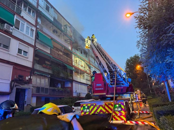 En estado grave una mujer por inhalación de humo en un incendio en Moncloa
