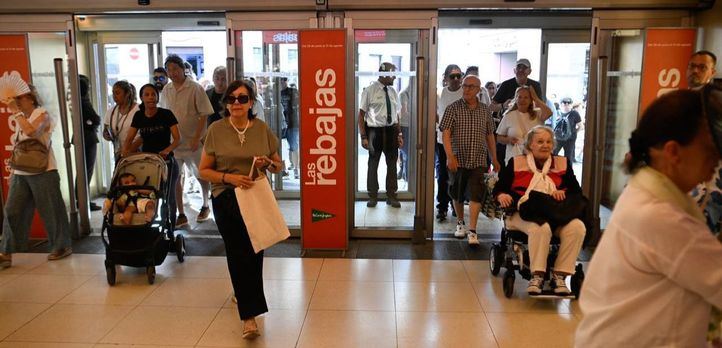 Primer día de las rebajas de verano en El Corte Inglés