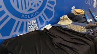 Prendas intervenidas a los implicados en el atraco a joyerías en Madrid