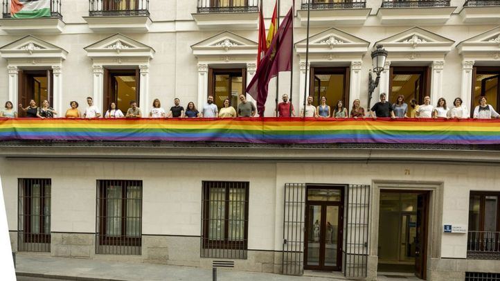 Más Madrid coloca la bandera de arcoiris en el edificio de grupos.