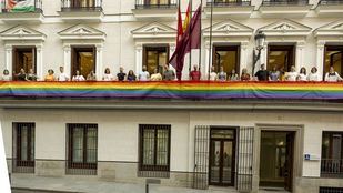 Más Madrid coloca la bandera de arcoiris en el edificio de grupos.