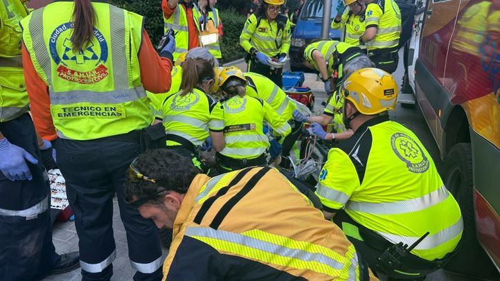 En estado grave al caer de un tercer piso cuando intentaba escapar de un incendio en Villaverde