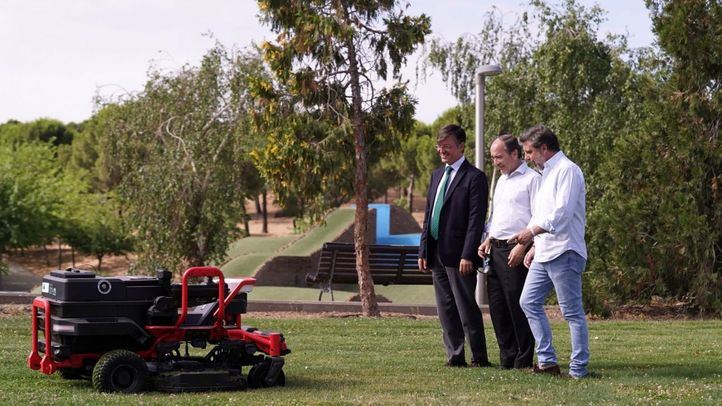 'La 'roomba' llega a los parques': Carabante presenta las nuevas segadoras autónomas