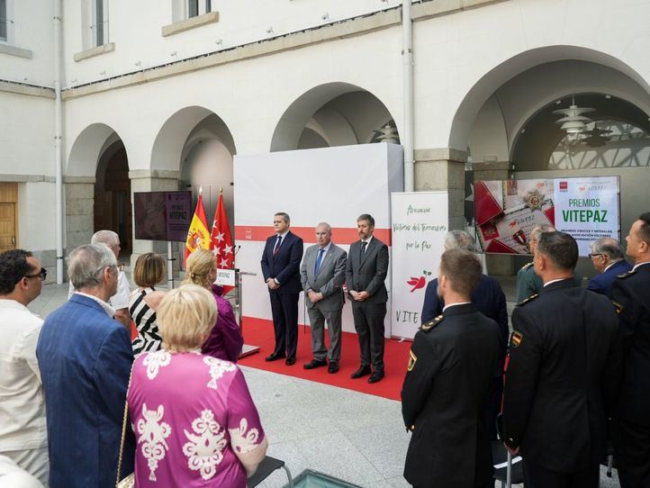 La Comunidad recibe la Gran Cruz de Lealtad a las Víctimas del Terrorismo