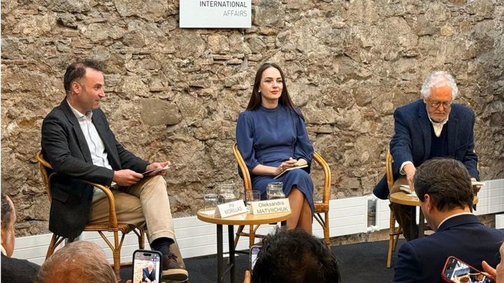 La abogada de Derechos Humanos ucraniana y premio Nobel de la Paz de 2022, Oleksandra Matviichuk, junto con el director del Cidob, Pol Morillas, y el escritor colombiano, Héctor Abad