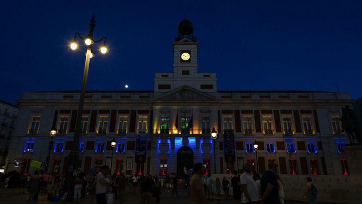 La Comunidad de Madrid ilumina con los colores de la bandera de Venezuela la fachada de la Real Casa de Correos