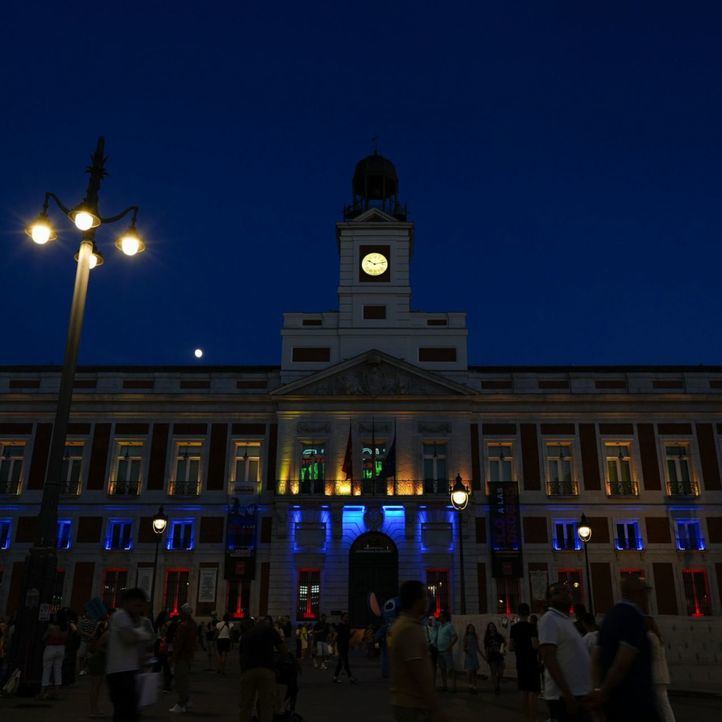 Madrid ilumina su sede por las víctimas del seísmo en Venezuela