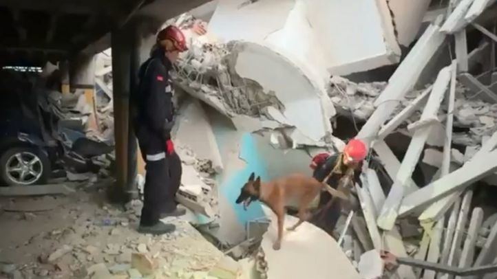 El Ericam rescata con vida a una mujer y dos menores entre los escombros en Venezuela