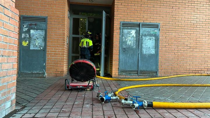 Cuatro intoxicados leves por humo tras un incendio en una vivienda de Madrid.
