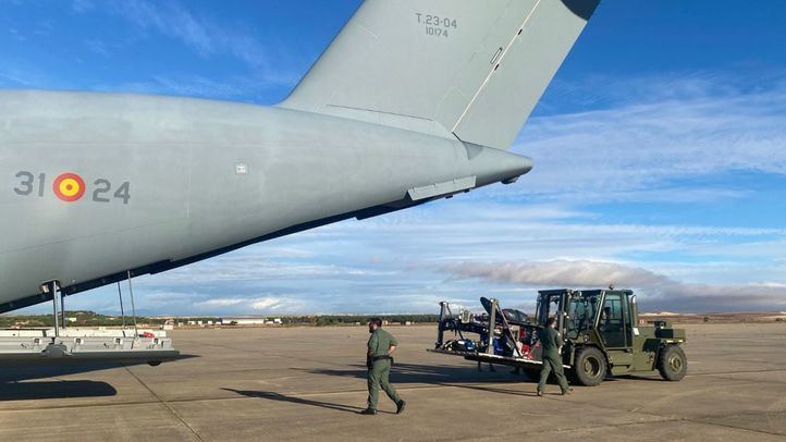 Efectivos del Ejército del Aire preparan uno de los aviones medicalizados que viaja hacia Jordania antes del despegue en Torrejón de Ardoz (Madrid).