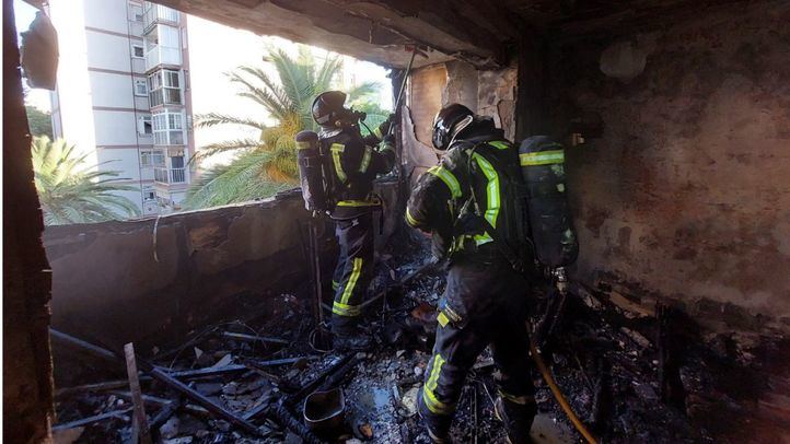 Las llamas calcinaron por completo la vivienda en la que comenzaron y el humo se extendió al piso contiguo y al situado en la planta superior.