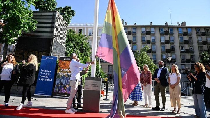 Madrid inaugura la semana del Orgullo con el izado de la bandera LGTBI en la plaza de Pedro Zerolo