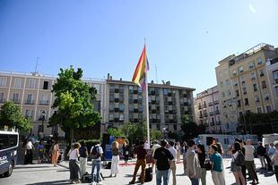 El delegado de Políticas Sociales, Familia e Igualdad, José Fernández, ha presidido el izado de la bandera arcoíris, un gesto que ha definido como una muestra del carácter abierto y diverso de la capital.