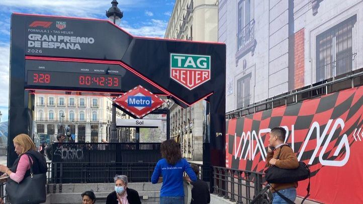 Boca de Metro decorada con el Gran Premio de España de Fórmula 1
