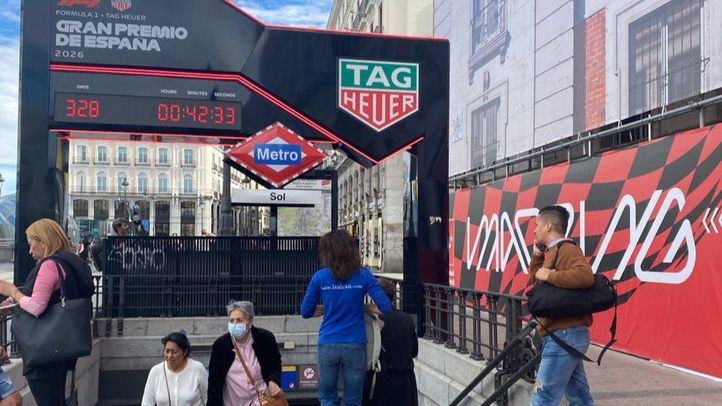 Boca de Metro decorada con el Gran Premio de España de Fórmula 1