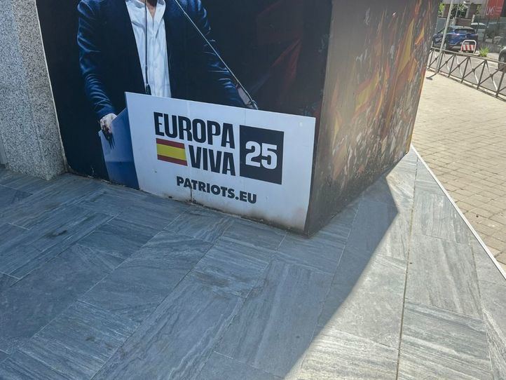 Vox denuncia un 'atentado' por la quema de penes de plástico junto a la fachada de su sede