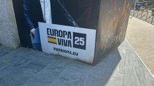 Las marcas que ha dejado el suceso en la fachada de la sede de Vox.