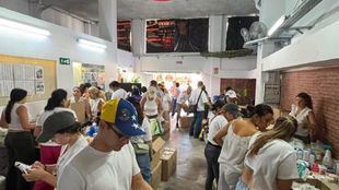 Punto de recogida habilitado en la sede de Refugiados Sin Fronteras para enviar ayuda a Venezuela