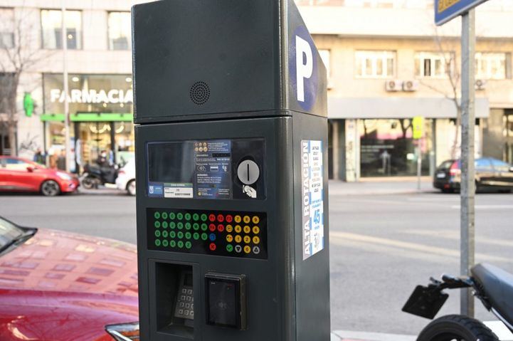 Esta medida suspende la utilización de las plazas del SER en el perímetro comprendido entre las calles Hortaleza, Fernando VI, Bárbara de Braganza, paseo de Recoletos, Alcalá y Gran Vía.