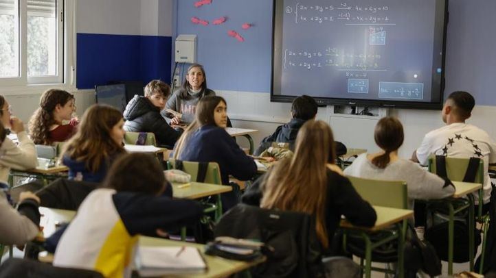 Docente en una aula de instituto