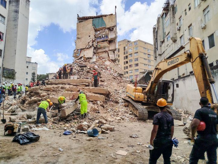 Equipos de emergencia retiran escombros tras los terremotos del 24 de junio en Venezuela.