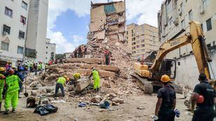 Equipos de emergencia retiran escombros tras los terremotos del 24 de junio en Venezuela.