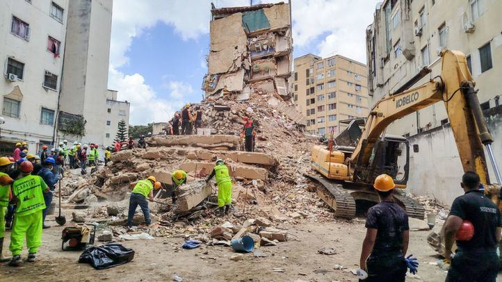 Equipos de emergencia retiran escombros tras los terremotos del 24 de junio en Venezuela.