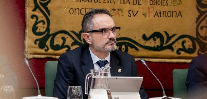 El alcalde de Móstoles, Manuel Bautista, durante un pleno extraordinario en el Ayuntamiento de Móstole